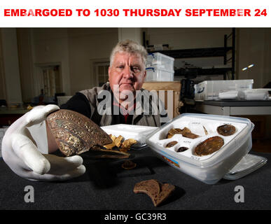 Terry Herbert aus Burntwood, Staffordshire, mit einer Helmwangenplatte, einem von mehr als 1,500 Teilen, aus dem ein angelsächsischer Hort besteht, den Terry mit seinem treuen 14-jährigen Detektor auf einem Feld in der Nähe seines Hauses gefunden hat. Stockfoto