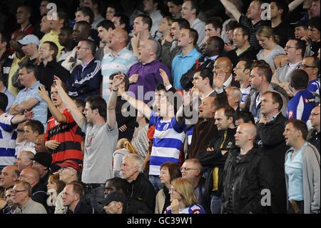 Fußball - Carling Cup - Dritte Runde - Chelsea gegen Queens Park Rangers - Stamford Bridge. Fans der Queens Park Rangers zeigen ihre Unterstützung auf den Tribünen Stockfoto