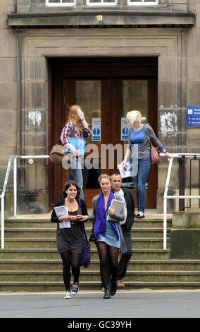 Prinzessin Eugenie (links) kommt bei der Studenteneinweisung an der Newcastle University an, um ihr Universitätsleben zu beginnen und sich Tausenden von anderen Erstsemester anzuschließen. Stockfoto