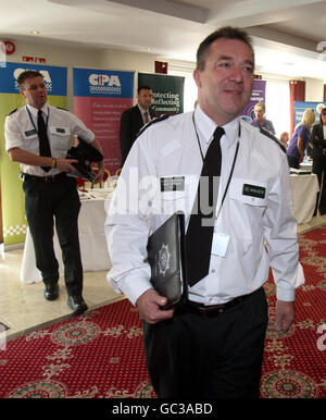 Matt Baggott, Chief Constable des New Police Service of Northern Ireland (PSNI), trifft auf die jährliche Konferenz des Polizeiverbandes im La Mon House Hotel ein. Stockfoto