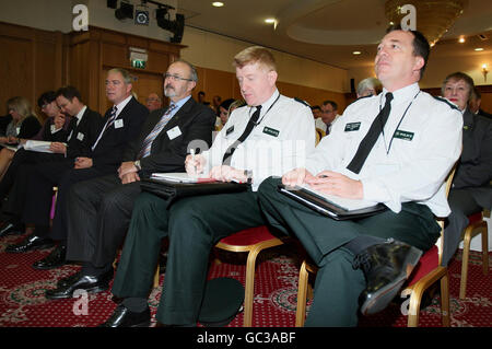 Neuer Polizeichef von Nordirland (PSNI), Matt Baggott (rechts), bei der jährlichen Konferenz der Polizeiföderation im La Mon House Hotel. Stockfoto