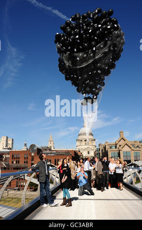 Schauspieler Matthew Lewis (der Neville Longbottom spielt) und Schauspielerin Evanna Lynch (die Luna Lovegood spielt), beide vorne links, helfen, 1000 Ballons mit Karten zu veröffentlichen, die dem glücklichen Empfänger die Chance geben, eine Reise zum Filmset des nächsten Harry Potter-Films zu gewinnen. Im Zentrum von London. Stockfoto