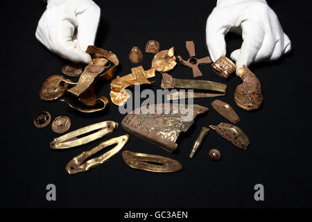 Einige der Fundstücke, die im Juli knapp unter der Oberfläche eines Kulturfeldes in Süd-Staffordshire gefunden wurden, werden im Birmingham Museum ausgestellt. Stockfoto