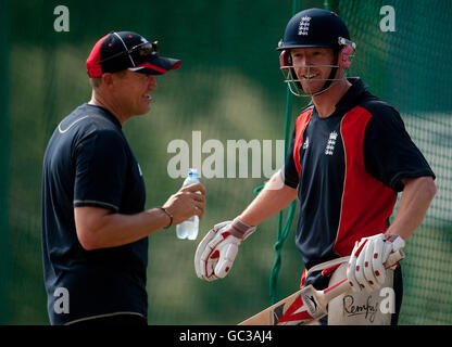 Cricket - England Nets Session - Wanderers Cricket Ground. Englands Paul Collingwood (rechts) mit Trainer Andy Flower während einer Netzsitzung auf dem Wanderers Cricket Ground, Johannesburg. Stockfoto