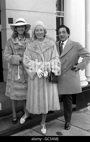 Die Sängerin Dame Vera Lynn hinterließ ihre Londoner Flagge für die Investiturzeremonie im Buckingham Palace, begleitet von ihrem Mann Harry Lewis und ihrer Tochter Virginia. Sie wird als Dame Commander des Britischen Imperium eingesetzt. Stockfoto