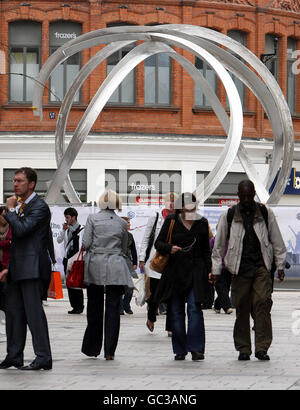 In Cornmarket wird eine neue Skulptur namens Spirit of Belfast vom New Yorker Künstler Dan George errichtet, die den alten Bandstand im Stadtzentrum von Belfast ersetzt. Die Skulptur ist das Herzstück von Belfasts Regenerationsprojekt. Stockfoto