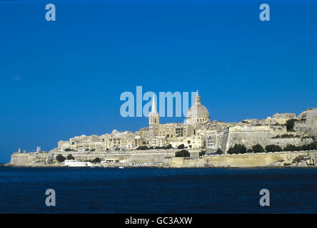 Blick durch den Marsamxett Harbour in Richtung St. Pauls anglikanische Kathedrale und Karmeliterkirche, Valletta, UNESCO-Weltkulturerbe Stockfoto