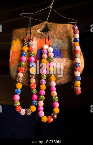 Bunten Halsketten und Tasche in Wolle, Marrakesch, Marokko, Afrika Stockfoto