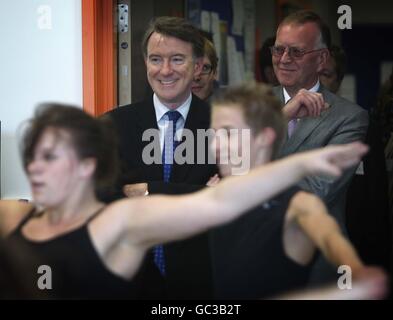 Business Secretary Lord Mandelson beobachtet Tänzer bei einem Besuch der British School of Performing Arts in Croydon. DRÜCKEN Sie VERBANDSFOTO. Bilddatum: Donnerstag, 24 2009. September. Mandelson besuchte die Schule mit Kultursekretär Ben Bradshaw und der ehemaligen Schülerin Leona Lewis, um die nächste Generation kreativer Talente zu unterstützen. Siehe PA Geschichte POLITIK Musik. Bildnachweis sollte lauten: Richard Pohle/The Times/PA Wire Stockfoto