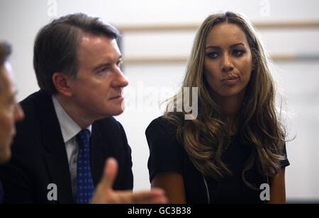 Wirtschaftsminister Lord Mandelson sitzt mit der Popsängerin Leona Lewis an der British School of Performing Arts in Croydon. DRÜCKEN Sie VERBANDSFOTO. Bilddatum: Donnerstag, 24 2009. September. Mandelson besuchte die Schule mit Kultursekretär Ben Bradshaw und dem ehemaligen Schüler Lewis, um die nächste Generation kreativer Talente zu unterstützen. Siehe PA Geschichte POLITIK Musik. Bildnachweis sollte lauten: Richard Pohle/The Times/PA Wire Stockfoto