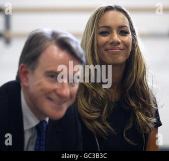 Mandelson besucht British School of Performing Arts Stockfoto