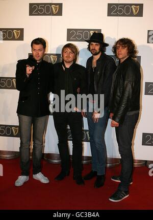 (Von links nach rechts) Tom Meighan, Chris Edwards, Sergio Pizzorno und Ian Matthews von Kasabian kommen zum 250. Jahrestag des Guinness Concert im Storehouse, St. James Gate Brewery, Dublin Stockfoto