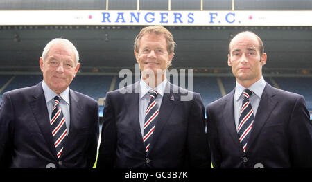 (Links-rechts) Walter Smith, der Manager der Rangers, Alastair Johnston, der neue Vorsitzende der Rangers, und Martin Bain, der Chief Executive der Rangers, während einer Pressekonferenz in Ibrox, Glasgow. Stockfoto