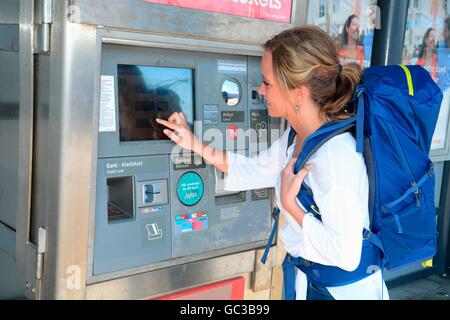 Junge Frau kauft Ticket auf dem Bahnhof, Ystad, Scania, Schweden Stockfoto