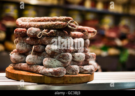 Salami auf Markt in Italien, Europa Stockfoto