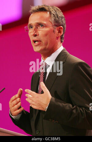 Der norwegische Premierminister Jens Stoltenberg spricht während der Labour Party Konferenz im Brighton Centre, Brighton, East Sussex. Stockfoto