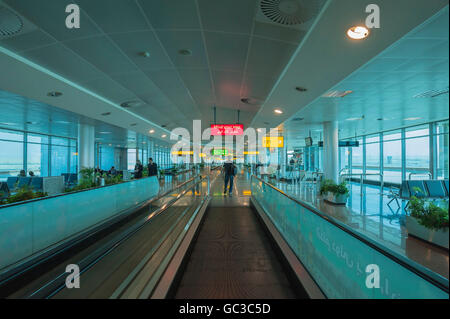 Fahrsteig und Zeichen am Flughafen Marsa Alam International Airport, Marsa Alam, Ägypten Stockfoto