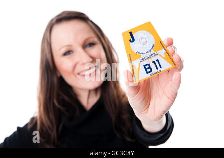 Frau mit österreichischen Autobahn ermöglichen Aufkleber 2011 Stockfoto