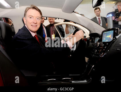 Wirtschaftsminister Lord Mandelson sitzt auf der Konferenz der Labour Party in Brighton im neuen Elektroauto von Vauxhall, dem Ampera. Stockfoto