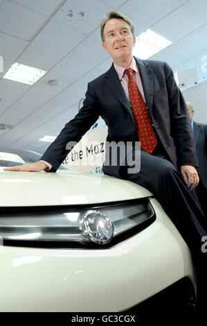 Wirtschaftsminister Lord Mandelson posiert auf der Konferenz der Labour Party in Brighton für ein Bild des neuen Elektroautos von Vauxhall, dem Ampera. Stockfoto