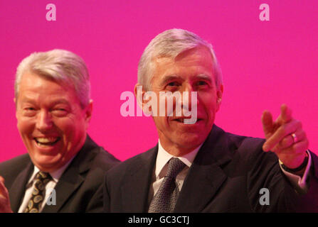 Innenminister Alan Johnson (links) und Justizminister Jack Straw bei der Labour Party Conference im Brighton Center, Brighton. Stockfoto