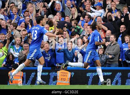 Chelsea's Didier Drogba (rechts) feiert mit Teamkollege Michael Ballack Nach der Einrichtung seiner Seite das zweite Tor des Spiels Stockfoto