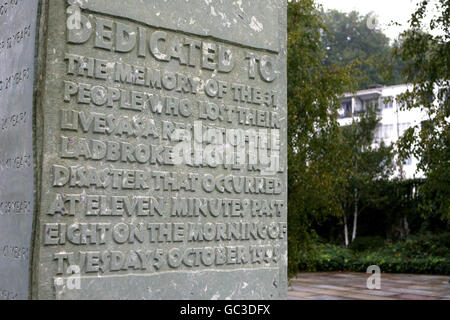 Der Gedenkstein mit den Namen aller 31 Toten beim Eisenbahnunfall von Paddington steht in der Nähe des Unfallort in Ladbroke Grove im Westen Londons. Stockfoto