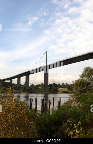 Eine allgemeine Ansicht der Erskine Bridge bei Glasgow, von Old Kilpatrick aus gesehen, wo zwei Frauen starben, nachdem sie von der Brücke in den Fluss gesprungen waren. Stockfoto