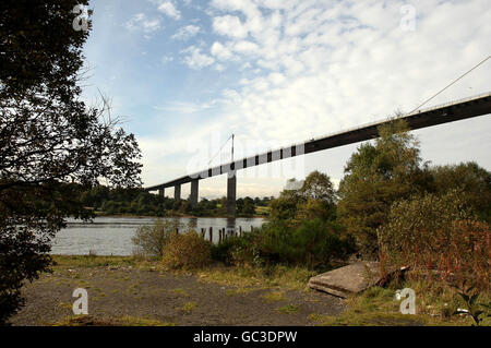 Eine allgemeine Ansicht der Erskine Bridge bei Glasgow, von Old Kilpatrick aus gesehen, wo zwei Frauen starben, nachdem sie von der Brücke in den Fluss gesprungen waren. Stockfoto