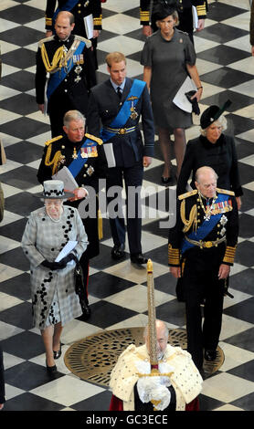 Mitglieder der königlichen Familie, einschließlich (von vorne nach hinten) Königin Elizabeth II, der Herzog von Edinburgh, der Prinz von Wales, die Herzogin von Cornwall, Prinz William, Earl und Gräfin von Wessex, verlassen St. Paul's Cathedral nach einem Gottesdienst zum Gedenken an das Ende der Kampfhandlungen im Irak, London. Stockfoto