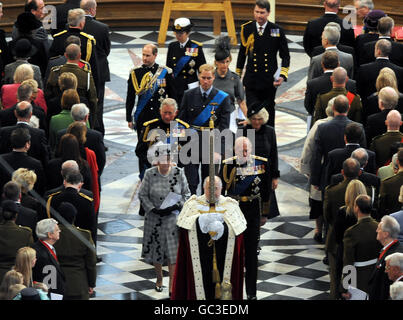 (Von vorne nach hinten) Königin Elizabeth II., der Herzog von Edinburgh, der Prinz von Wales, die Herzogin von Cornwall, Prinz William, der Graf und die Gräfin von Wessex, Prinz und Prinzessin Michael von Kent, die Prinzessin Royal und Sir Tim Laurence verlassen die St. Paul's Cathedral im Zentrum von London, Für den Dienst zum Gedenken an das Ende der Kampfhandlungen im Irak. Stockfoto