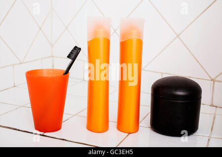 üblichen Sachen im Bad, Shampoo, Zubehör, schwarz stilvolle Zahnbürste, lässige normalen realen Hintergrund Stockfoto