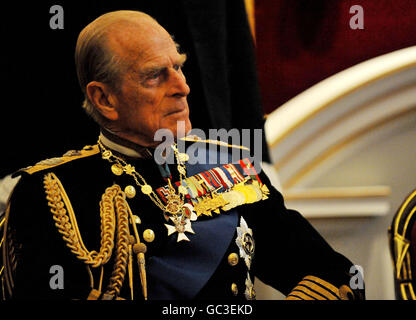 Der Herzog von Edinburgh hört eine Rede des Stabschefs der Verteidigung Sir Jock Stirrup bei einem Empfang im Mansion House im Anschluss an den Gedenkgottesdienst in der St. Paul's Cathedral zu Ehren des britischen Militärs und zivilen Personals, das im Irak diente. Stockfoto