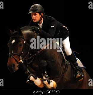 Reiten - Horse of the Year Show 2009 - Tag zwei - Birmingham NEC. Irlands Billy Twomey über Caesar während der Sky Sports Trophy auf der Horse of the Year Show 2009 im NEC in Birmingham. Stockfoto