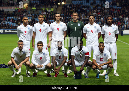 Englands U21-Mannschaft (hinten links nach rechts, Kieran Gibbs, Jack Rodwell, Andy Carroll, Scott Loach, James Tomkins, Michael Mancienne. Vordere Reihe. Tom Cleverley, Jack Wilshere, Danny Rose, Micah Richards und Theo Walcott) vor dem Europameisterschafts-Qualifikationsspiel unter 21 in der Ricoh Arena, Coventry. Stockfoto