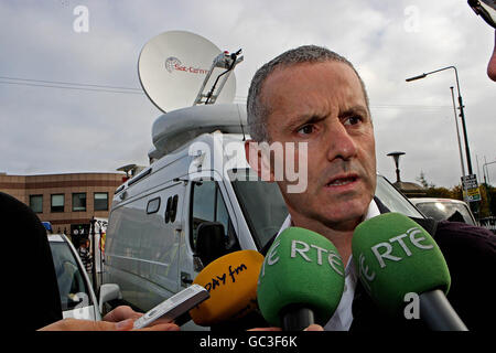 Ciaran Cuffe vor dem RDS in Dublin, während rund 700 Grüne Delegierte an der ganztägigen Konferenz teilnehmen. Stockfoto