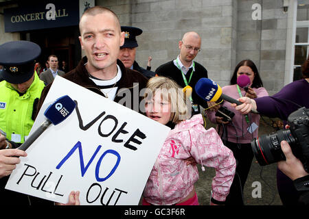 Der Protestierende James Mc Donagh und seine Tochter Angel werden aus RDS in Dublin vertrieben, da rund 700 Grüne Delegierte an der ganztägigen Convention teilnehmen. Stockfoto