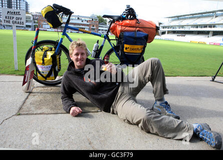 Oli Broom, 29, auf Lord's Cricket Ground im Nordwesten Londons, kurz bevor er sich auf eine Weltreise begibt, auf der er am ersten Tag der Ashes-Serie 2010 in der Gabba in Brisbane ankommen wird. Stockfoto
