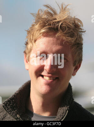 Oli Broom, 29, auf Lord's Cricket Ground im Nordwesten Londons, kurz bevor er sich auf eine Weltreise begibt, auf der er am ersten Tag der Ashes-Serie 2010 in der Gabba in Brisbane ankommen wird. Stockfoto