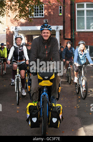 Oli Broom, 29, auf Lord's Cricket Ground im Nordwesten Londons, kurz bevor er sich auf eine Weltreise begibt, auf der er am ersten Tag der Ashes-Serie 2010 in der Gabba in Brisbane ankommen wird. Stockfoto