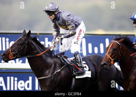 Pferderennen Sie - Willmott Dixon Gruppe Tag - Ascot Racecourse Stockfoto