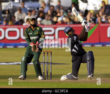 Sussex's Dwayne Smith (rechts) trifft eine sechs, während Bilal Shafayat von Nottinghamshire während des NatWest Pro40-Spiels auf dem County Ground in Hove anschaut. Stockfoto