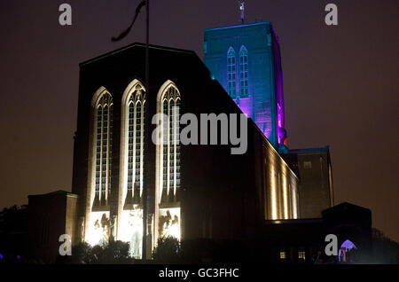 Spektakuläre neue Illuminationen erleuchten die Guildford Cathedral, um die klügsten Wissenschaftler des Landes für das British Science Festival 2009 an der University of Surrey zu begrüßen. Stockfoto