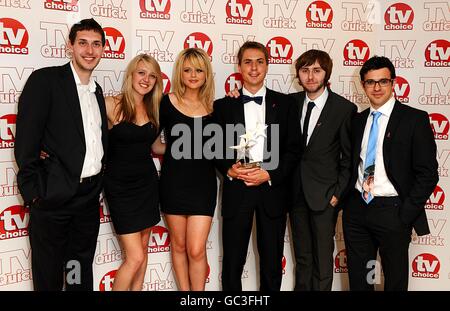 UNTER STRENGEM EMBARGO BIS DIENSTAG, DEN 8. SEPTEMBER 2009, 00:01 UHR. Die Besetzung der Inbetweeners (von links nach rechts, Blake Harrison, Emily Head, Emily Atack, Joe Thomas, James Buckley und Simon Bird) mit dem Best Comedy Show Award im Dorchester Hotel, Park Lane, London. Stockfoto