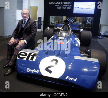 Formel-1-Legende Sir Jackie Stewart enthüllt seinen Tyrrell 003 1971, Teil einer neuen Ausstellung im National Museum of Scotland in Edinburgh, um den 40. Jahrestag seines ersten Weltmeisterschaftssieges zu feiern. Stockfoto