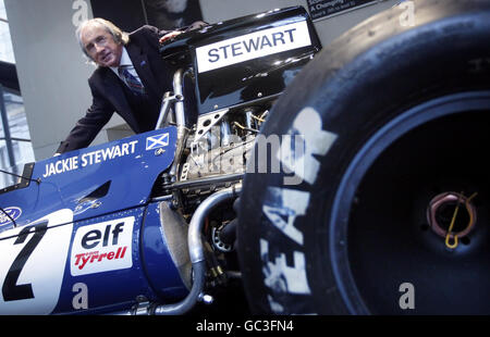 Formel-1-Legende Sir Jackie Stewart enthüllt seinen Tyrrell 003 1971, Teil einer neuen Ausstellung im National Museum of Scotland in Edinburgh, um den 40. Jahrestag seines ersten Weltmeisterschaftssieges zu feiern. Stockfoto