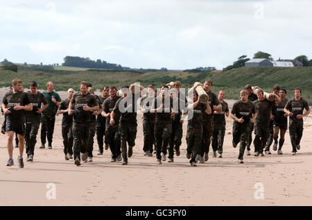 Rugby Union - Glasgow Warriors Training Camp - Condor. Glasgow Warriors Rugby-Spieler während des Vorsaison-Trainings mit Royal Marines Commando 45 Squadron an ihrer Basis in Condor in Arbroath. Stockfoto