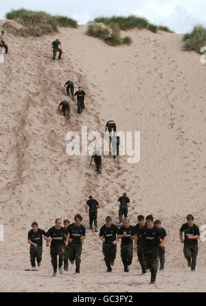 Rugby Union - Glasgow Warriors Training Camp - Condor. Glasgow Warriors Rugby-Spieler während des Vorsaison-Trainings mit Royal Marines Commando 45 Squadron an ihrer Basis in Condor in Arbroath. Stockfoto