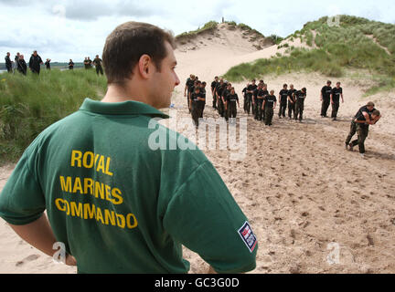 Rugby Union - Glasgow Warriors Training Camp - Condor. Glasgow Warriors Rugby-Spieler während des Vorsaison-Trainings mit Royal Marines Commando 45 Squadron an ihrer Basis in Condor in Arbroath. Stockfoto