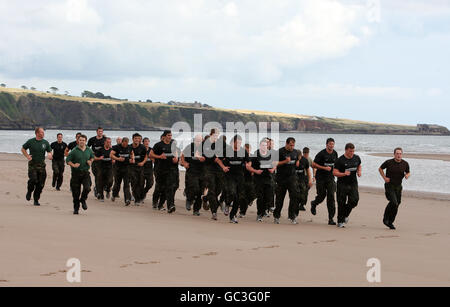 Glasgow Warriors Rugby-Spieler während der Vorsaison Training mit Royal Marines Commando 45 Squadron an ihrer Basis in Condor in Arbroath. Stockfoto